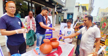 পথচারীর তৃষ্ণায় মাটির কলসের পানি