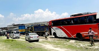 বঙ্গবন্ধু সেতুর পশ্চিমে ঢাকাগামী লেনে ১০ কিলোমিটার যানজট