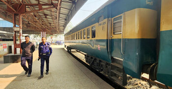 হঠাৎ ট্রেন বন্ধে যাত্রীদের দুর্ভোগ