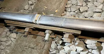 সিরাজগঞ্জে রেললাইনে কাঠ দিয়ে জোড়াতালি