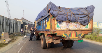 সিরাজগঞ্জে পণ্যবাহী ট্রাকে আগুন