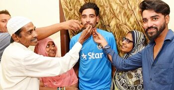 সিরাজের সফলতার পেছনে মায়ের দোয়া, বাবার কবর জিয়ারত