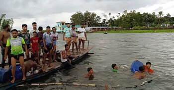 ছেলেকে উঁচু করে ধরে রেখে প্রাণ দিলেন বাবা