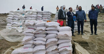 সিরাজগঞ্জে ৩০১ বস্তা সার জব্দ, জরিমানা