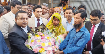 সেই শিশুর নাম রাখা হলো ‘খালেদা’, উপহার নিয়ে হাজির ডিসি