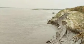 সিরাজগঞ্জে অসময়ে ভাঙছে যমুনার তীর