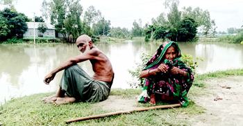 বৃদ্ধ বাবা-মাকে নিতে নারাজ পাঁচ ছেলে, ফেলে গেলেন কবরস্থানে