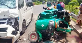 5 die as microbus hits auto-rickshaw in Sirajganj