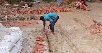 সিরাজগঞ্জে সরকারি রাস্তার ইট তুলে নিলেন বিএনপি নেতা