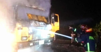 সিরাজগঞ্জে মধ্যরাতে গমবোঝাই ট্রাকে আগুন