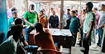 মাস্ক-ক্যাপ পরে যাত্রীবেশে কাউন্টারে ইউএনও, বাড়তি ভাড়া নেওয়ায় জরিমানা