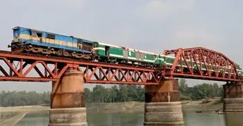 ছবি তোলার সময় ট্রেনের ধাক্কায় প্রাণ গেলো দুই যুবকের