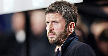 একই ঘটনায় ভিন্ন সিদ্ধান্ত, ইউনাইটেড কোচের কাঠগড়ায় রেফারি