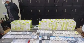 ৪ নারীর শরীরে বিশেষ কায়দায় লুকানো ১০২ স্মার্টফোন উদ্ধার