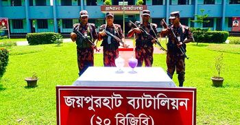 বিরামপুর সীমান্তে আড়াই কেজি সাপের বিষ উদ্ধার