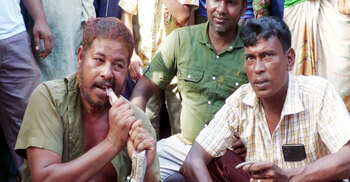 সাপের কামড়ে সাপুড়ের মৃত্যু, সেই সাপকে চিবিয়ে খেলেন আরেক সাপুড়ে“
