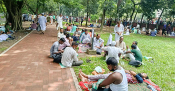 রমনা পার্কেও অবস্থান নিয়েছেন নেতাকর্মীরা