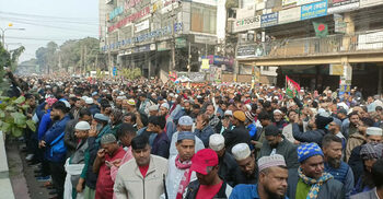 সোবহানবাগ সড়কে জানাজায় দাঁড়িয়েছে মানুষ