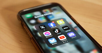 কিশোরদের সামাজিক মাধ্যম ব্যবহার নিষিদ্ধের প্রস্তাব সংসদে উঠছে