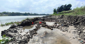 অবৈধভাবে আড়িয়াল খাঁ’র মাটি বিক্রি, ভাঙন আতঙ্কে গ্রামবাসী