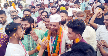 সোনার মেডেল পরিয়ে, ঘোড়ার গাড়িতে চড়িয়ে প্রিয় শিক্ষককে বিদায়