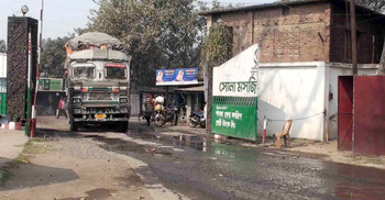 সোনামসজিদ স্থলবন্দরে ৮দিন আমদানি-রপ্তানি বন্ধ
