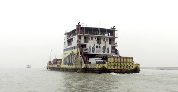 ড্রেজিংয়ে ফেরি বন্ধ, পারের অপেক্ষায় শত শত যান