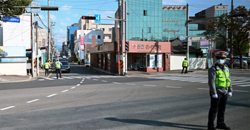 দক্ষিণ কোরিয়ায় ভিড়ের মধ্যে উঠে গেল ট্রাক, আহত ২০