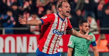 Girona snatch late win over Atletico to keep pace with leaders Real