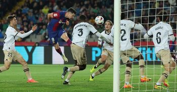 Lewandowski treble fires Barca to Valencia win