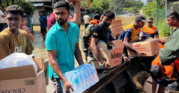 বন্যার পানিতে জেগে উঠেছে মানবতা