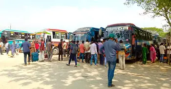 সড়কপথে দুর্ভোগ, বাড়তি ভাড়ায় ফিরছে মানুষ