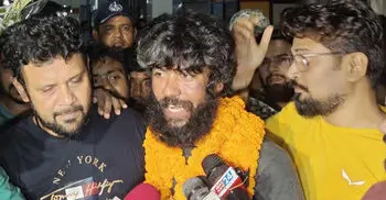 দেশে ফিরলেন এভারেস্ট-লোৎস্যে জয়ী বাবর আলী