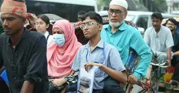 রোদ-রাস্তা-স্বপ্ন, এই গরমেই পরীক্ষা দিতে যাচ্ছে লাখো শিক্ষার্থী