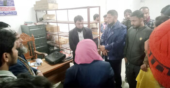 কুরিয়ার সার্ভিসের আড়ালে যৌন উত্তেজক সিরাপের ব্যবসা