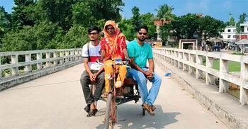 লোকলজ্জা উপেক্ষা, ভ্যান চালিয়ে সংসার চালান সুলতানা