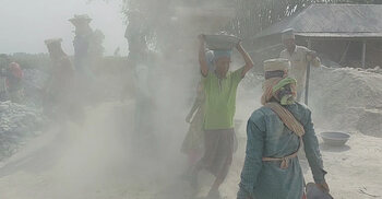 মৃত্যুঝুঁকি নিয়েই বাঁচার লড়াই