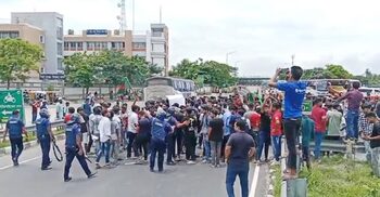 পদ্মা সেতুতে যান চলাচল ব্যাহত, পুলিশের গুলি