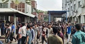Hundreds of students storm secretariat