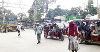 ট্রাফিক নিয়ন্ত্রণ ও শহর পরিষ্কারে শিক্ষার্থীরা