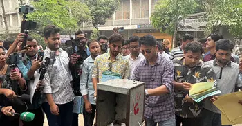 ডেঙ্গু সচেতনতায় ঢাবিতে লিফলেট বিতরণ ছাত্রদলের