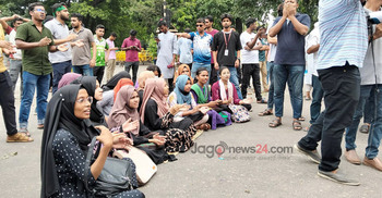 JnU students continue protest to press 3-point demand