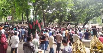 Police fire teargas shells on protesters outside Jamuna