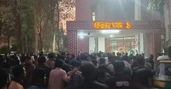 প্রতিবাদে বিশ্ববিদ্যালয়ের প্রশাসনিক ভবনে তালা, উপাচার্য অবরুদ্ধ
