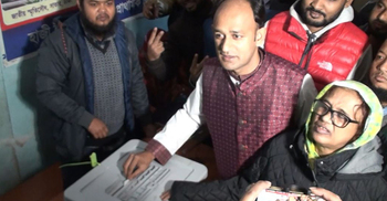 মাকে নিয়ে ভোট দিলেন ব্যারিস্টার সুমন