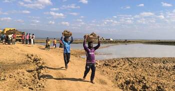 দুয়ারে নির্বাচন, বাঁধের কাজ নিয়ে শঙ্কায় হাওরের কৃষকরা