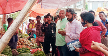 চড়া দামে সবজি বিক্রি করায় জরিমানা