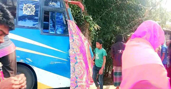 পথচারীকে চাপা দিয়ে মারলো নিয়ন্ত্রণহীন বাস