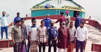 গ্রাম বাঁচাতে বালুভর্তি নৌকা পুলিশে দিলো এলাকাবাসী