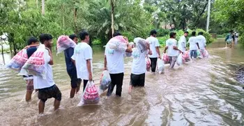 বন্যার্তদের মাঝে ত্রাণ সহায়তা দিচ্ছে আস-সুন্নাহ ফাউন্ডেশন